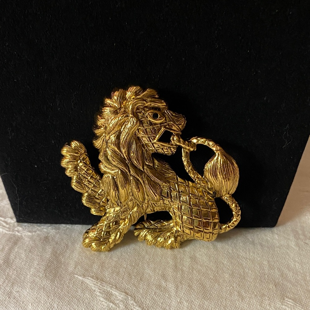Joan Rivers Gold Lion Brooch EUC